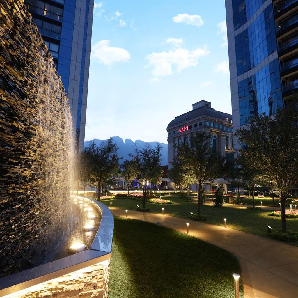 Safi Royal Luxury Metropolitan Hotel San Pedro Garza Garcia Facilities photo The park at the heart of the complex