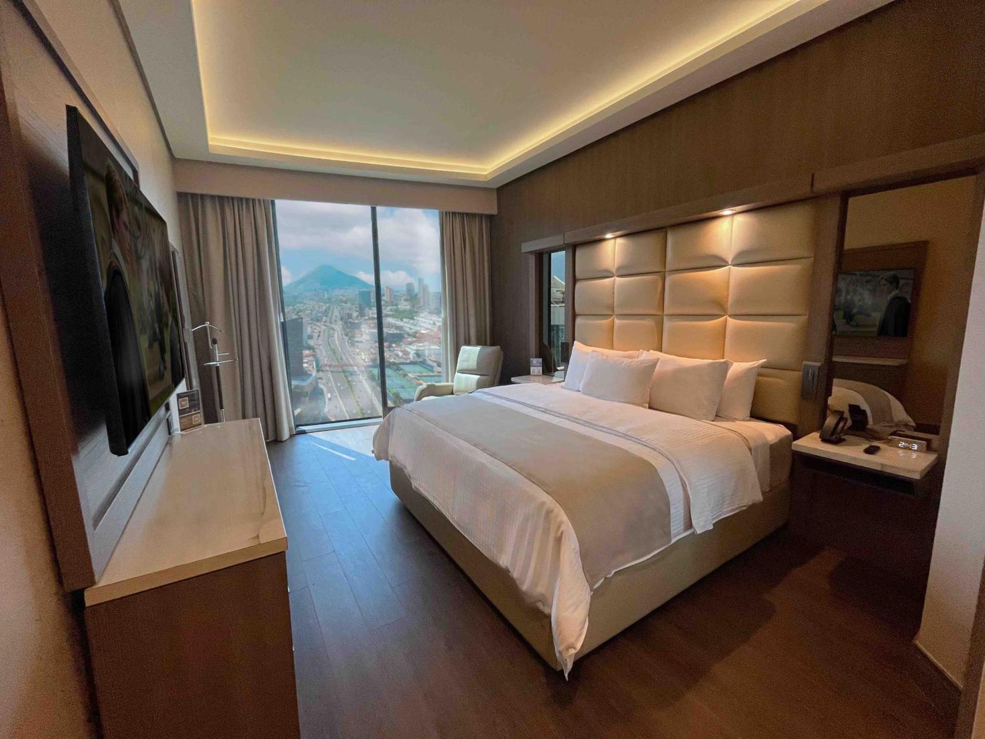 Safi Royal Luxury Metropolitan Hotel San Pedro Garza Garcia Exterior photo A bedroom at the hotel